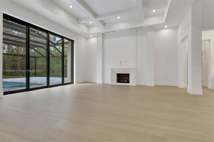 Spacious, unfurnished interior of a new home in , Naples (Image 15).