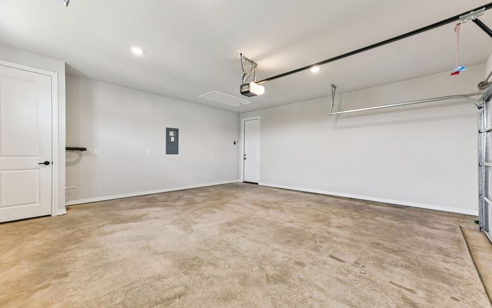 Spacious, unfurnished interior of a new home in Kissing Tree, San Marcos (Image 9).
