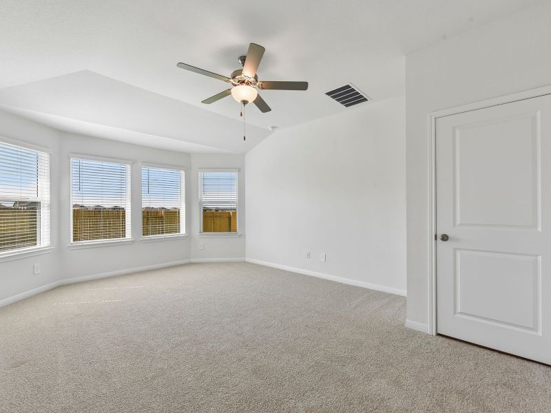 Spacious, unfurnished interior of a new home in Butler Farms - Reserve Collection, Liberty Hill (Image 9).