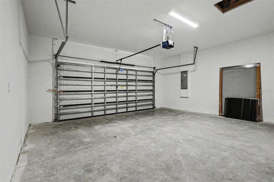 Spacious, unfurnished interior of a new home in , Cape Coral (Image 21).