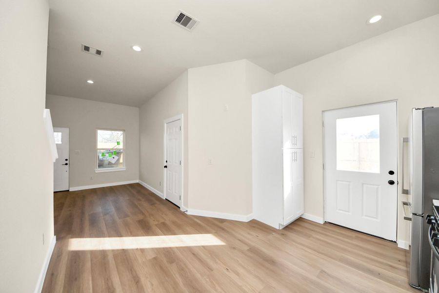 Spacious, unfurnished interior of a new home in , Houston (Image 30).