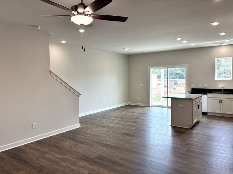 Spacious, unfurnished interior of a new home in Holly Ridge, Greenville (Image 7).
