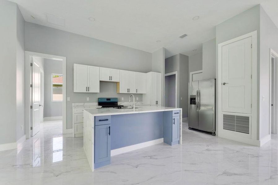 Spacious, unfurnished interior of a new home in , Port St. Lucie (Image 7).