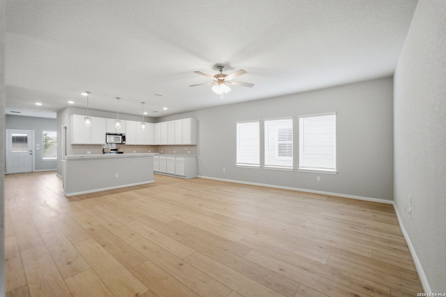 Spacious, unfurnished interior of a new home in Hennersby Hollow, San Antonio (Image 11).