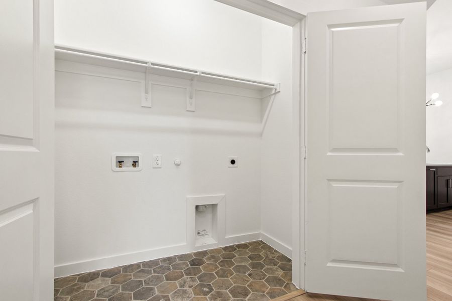Spacious, unfurnished interior of a new home in Cottonwood Creek, Rowlett (Image 39).