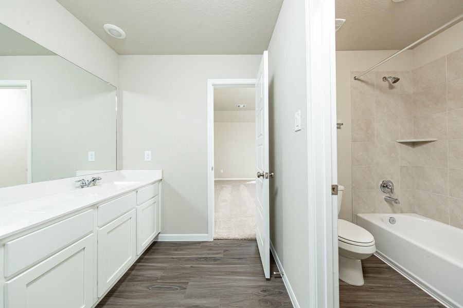 Furnished interior view inside a new home in River Ranch, Dayton (Image 10).