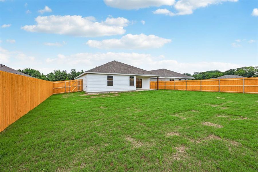 Exterior details and patio area of a home in Middlefield Village, Dallas (Image 19).