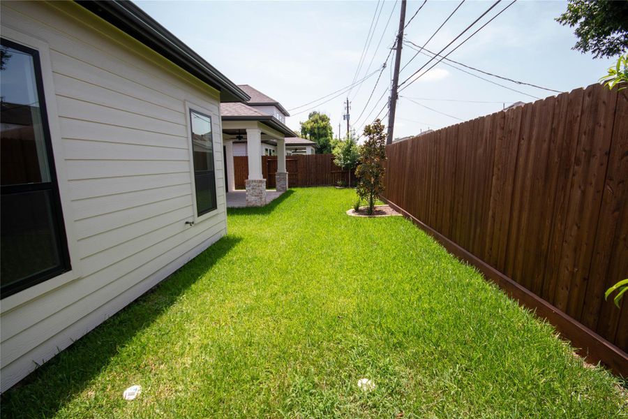 Right side of the yard. Imagine yard inside the 610 loop in new home. Its ready for a spa! Right side of the yard. Imagine yard inside the 610 loop in new home. Its ready for a spa!