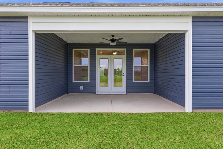 Exterior details and patio area of a home in Edgefield, Loris (Image 23).