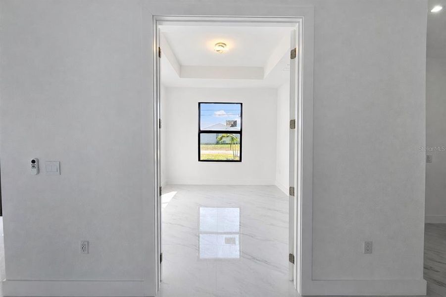 Spacious, unfurnished interior of a new home in , Cape Coral (Image 25).