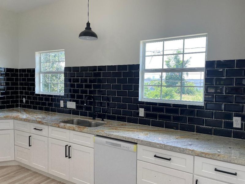 Ample space w/ high end counter tops & classic backsplash