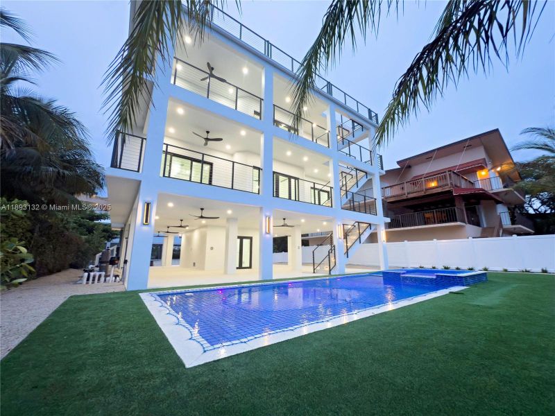 Exterior details and patio area of a home in , Tavernier (Image 3).