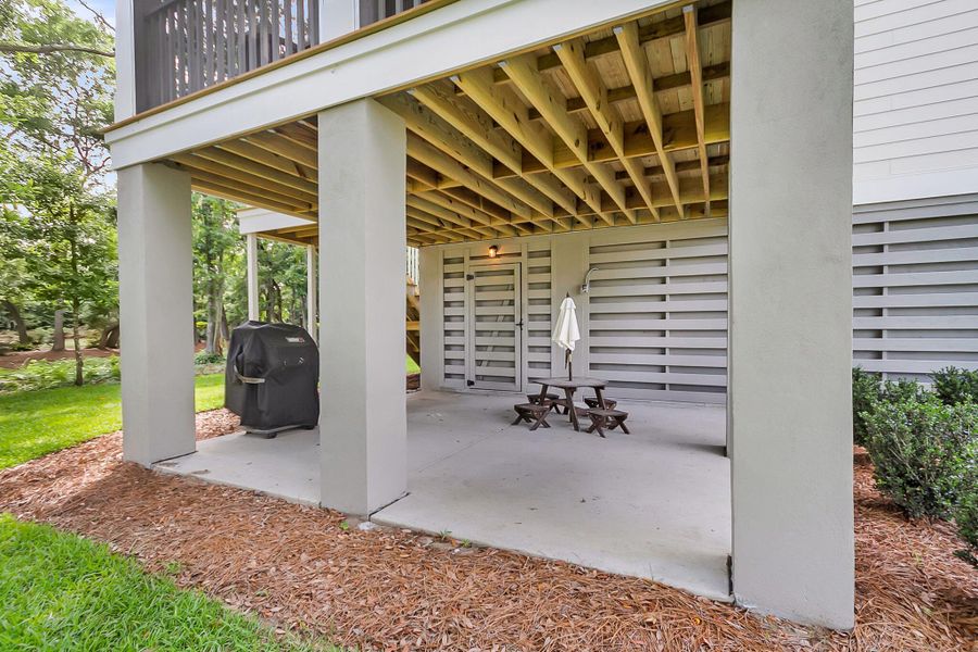 Exterior details and patio area of a home in Fiddler Cove, Mount Pleasant (Image 31).