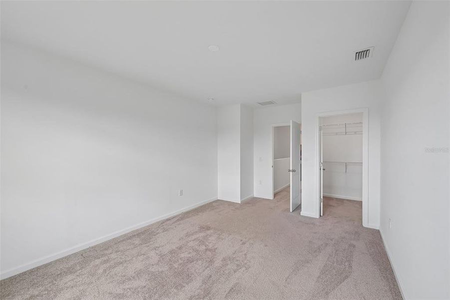 Spacious, unfurnished interior of a new home in , Sarasota (Image 23).