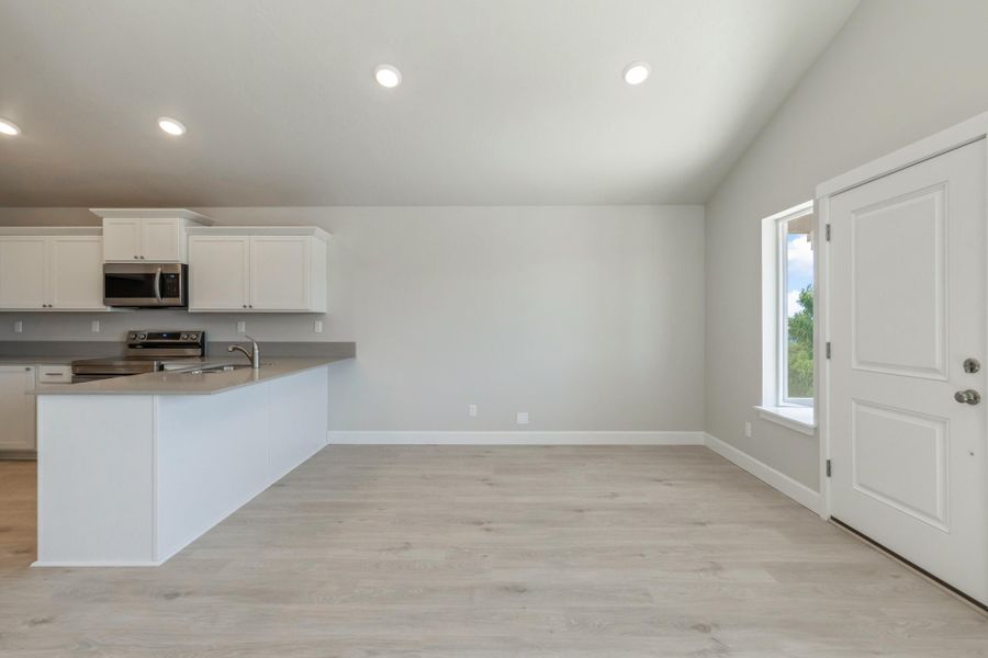Spacious, unfurnished interior of a new home in Feather Ridge, Redmond (Image 23).