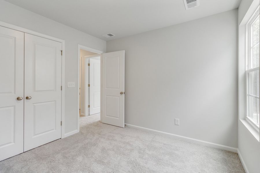 Spacious, unfurnished interior of a new home in Bluefield, Lexington (Image 30).