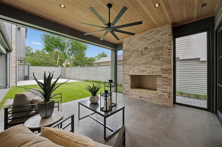 Exterior details and patio area of a home in , Dallas (Image 4).