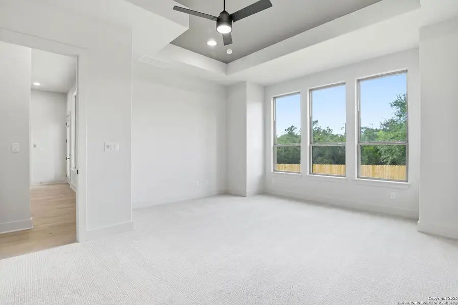 Spacious, unfurnished interior of a new home in Kinder Ranch 70's, San Antonio (Image 9).