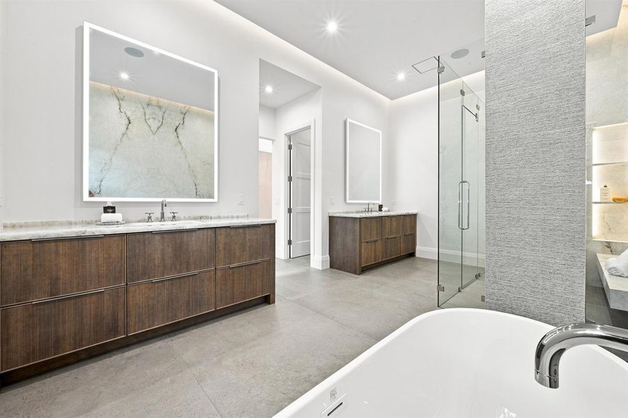 FIRST FLOOR PRIMARY BATHROOM