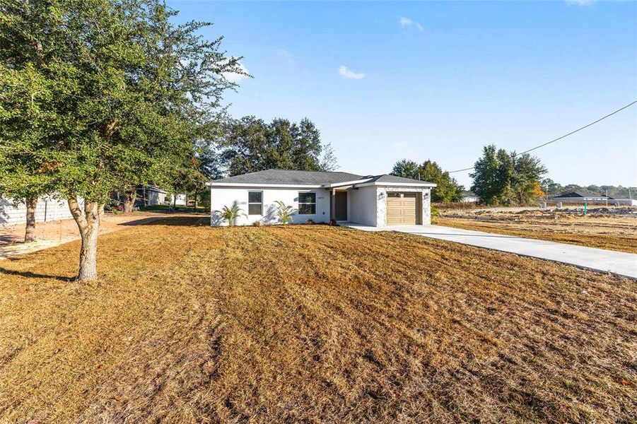 Exterior details and patio area of a home in , Dunnellon (Image 2).