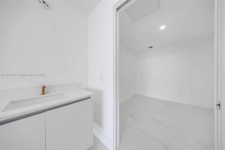 Spacious, unfurnished interior of a new home in Aria Reserve, Miami (Image 13).