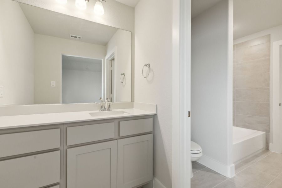 Furnished interior view inside a new home in Dove Hollow, Waxahachie (Image 9).