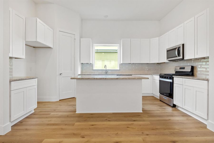 Alternate view of kitchen! Alternate view of kitchen!