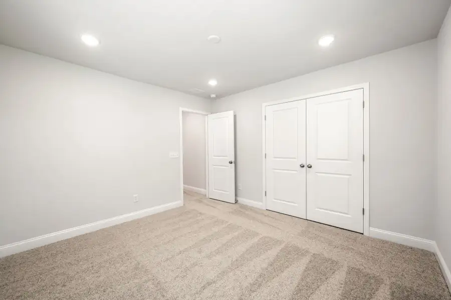 Spacious, unfurnished interior of a new home in Waterways, Richmond Hill (Image 57).