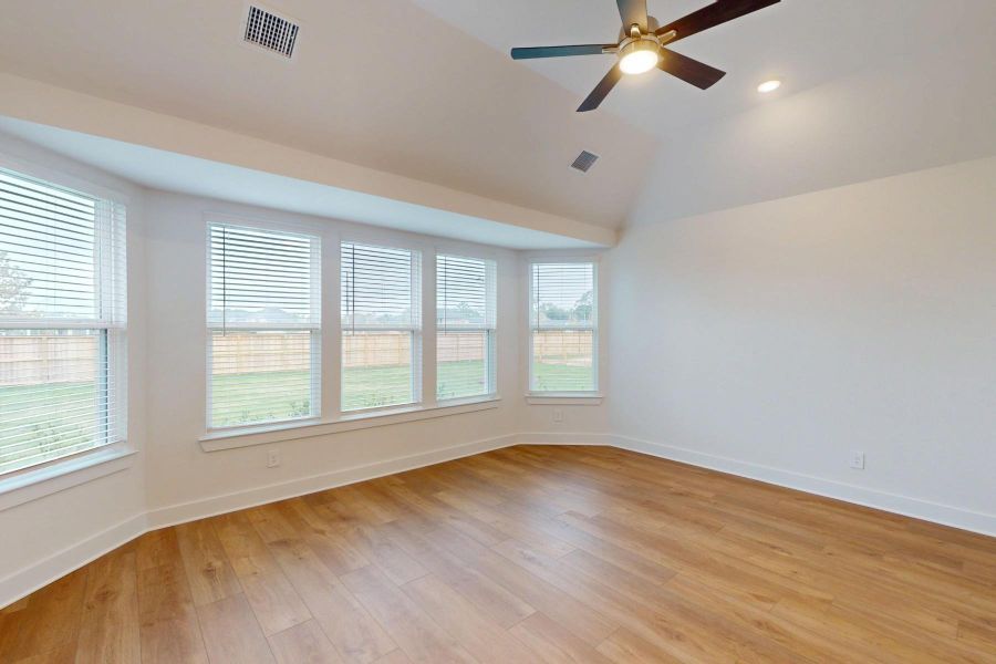 Spacious, unfurnished interior of a new home in Sorella, Tomball (Image 12).