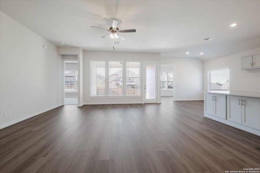 Spacious, unfurnished interior of a new home in Foxbrook, Cibolo (Image 13). Spacious, unfurnished interior of a new home in Foxbrook, Cibolo (Image 13).