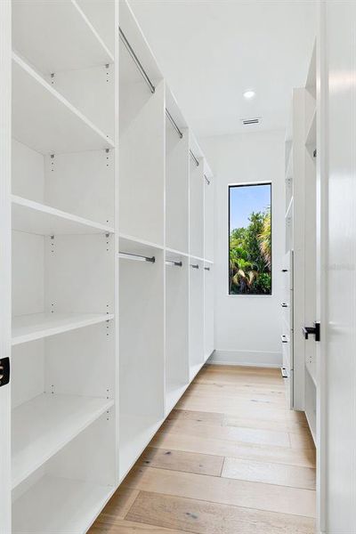 Spacious, unfurnished interior of a new home in , Sarasota (Image 22).
