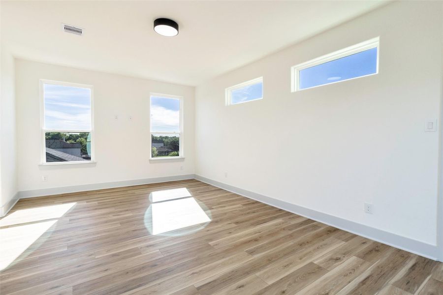 Spacious, unfurnished interior of a new home in , Houston (Image 20).