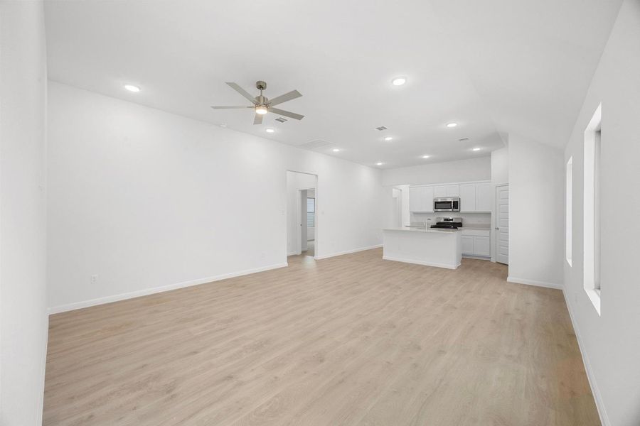 Spacious, unfurnished interior of a new home in Trinity Ranch, Elgin (Image 20).