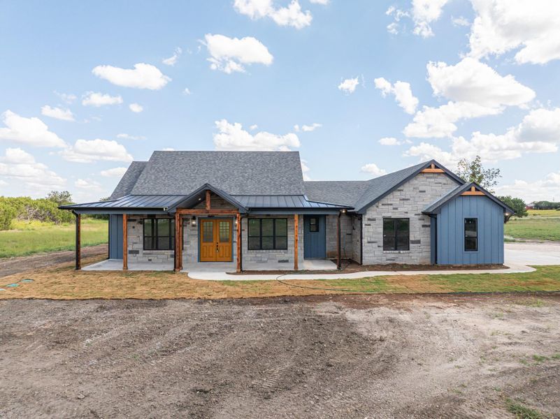 Exterior details and patio area of a home in , Gatesville (Image 17).