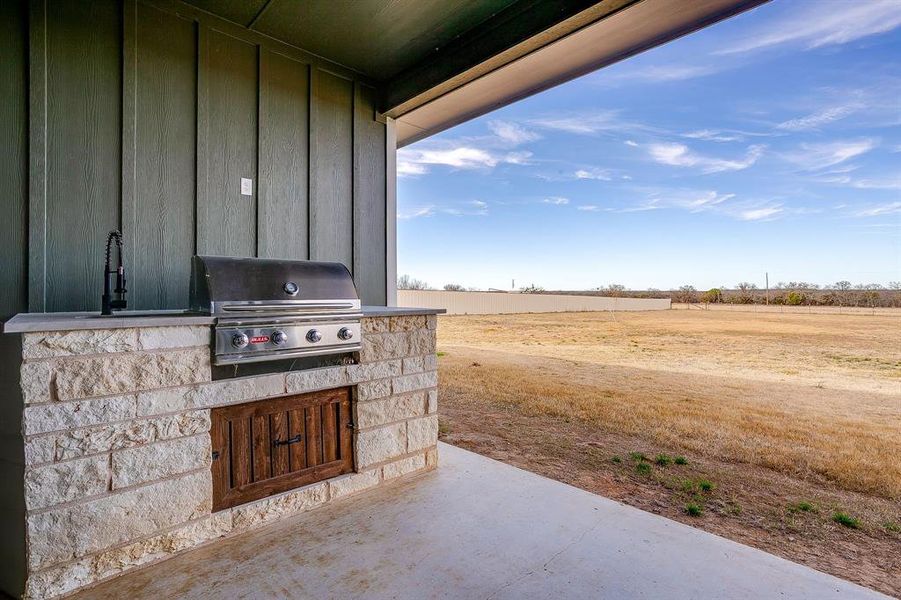 Exterior details and patio area of a home in , Mineral Wells (Image 3).