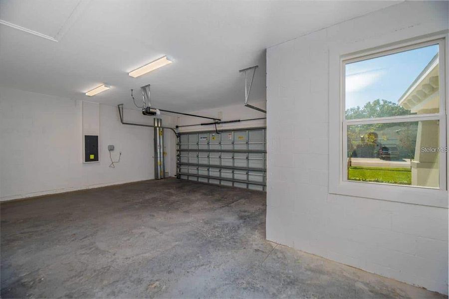 Spacious, unfurnished interior of a new home in , Ocala (Image 4).