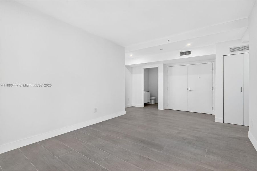 Spacious, unfurnished interior of a new home in , Miami (Image 35).