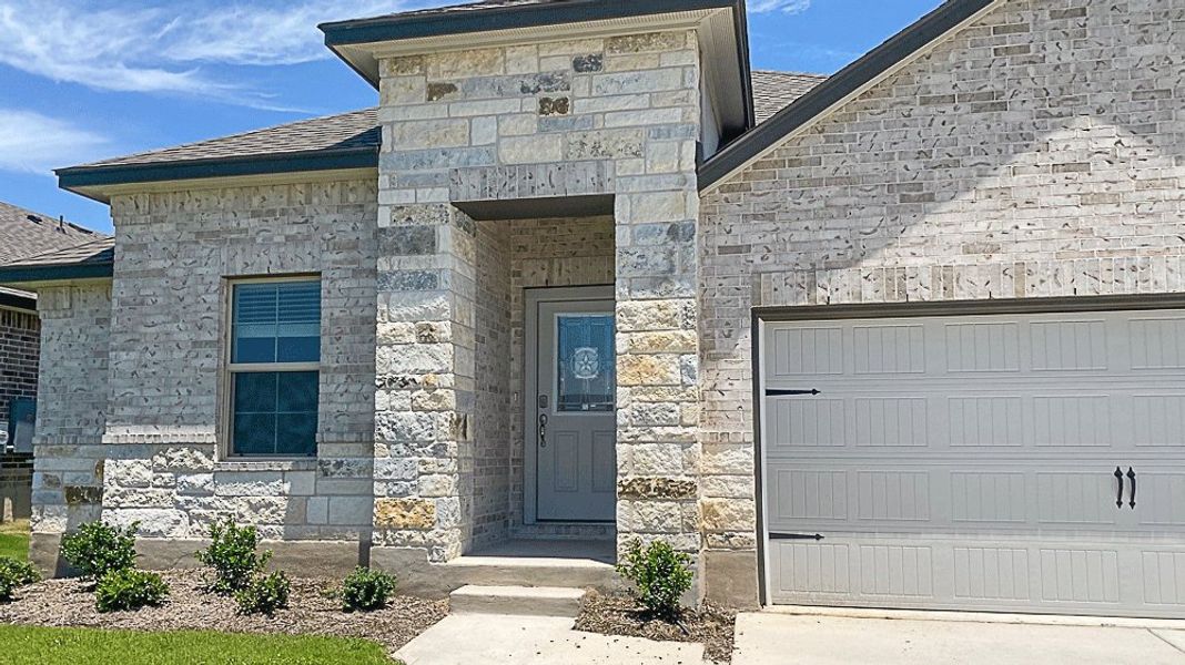 Exterior details and patio area of a home in Three Creeks - Colt Creek, Belton (Image 3).