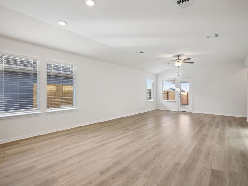 Spacious, unfurnished interior of a new home in Prairie Winds - Reserve Collection, Hutto (Image 8).