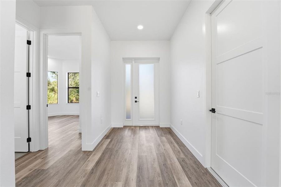 Spacious, unfurnished interior of a new home in , Port Charlotte (Image 19).