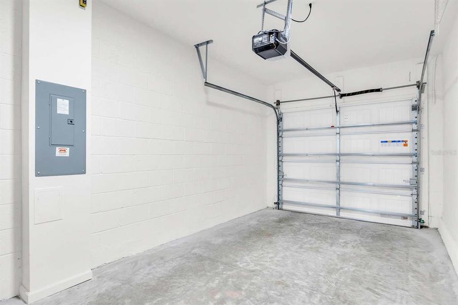 Spacious, unfurnished interior of a new home in , Orlando (Image 37).