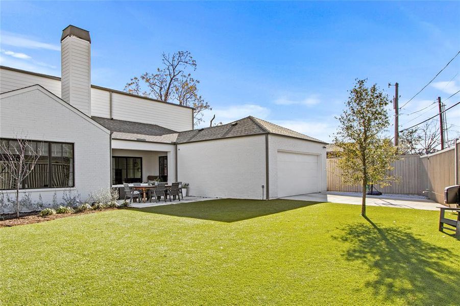 Exterior details and patio area of a home in , Dallas (Image 4).