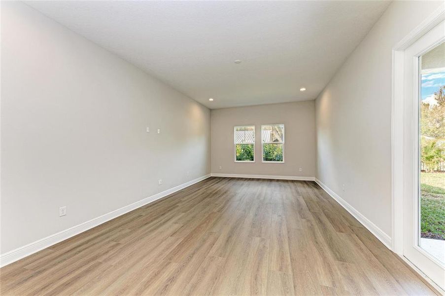 Spacious, unfurnished interior of a new home in Crestwood Estates, Valrico (Image 17).