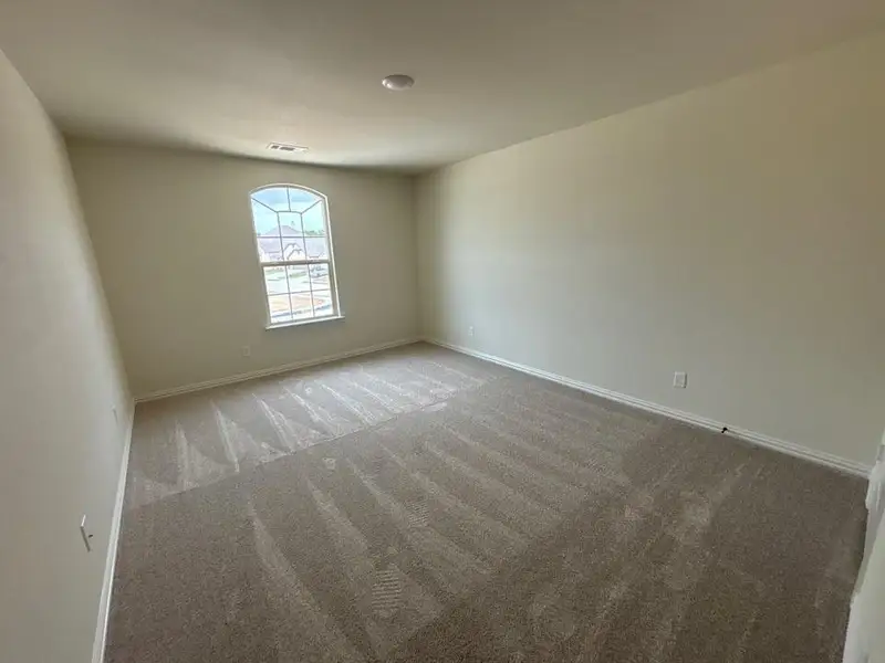 Spacious, unfurnished interior of a new home in Waterford Park, Weatherford (Image 16).
