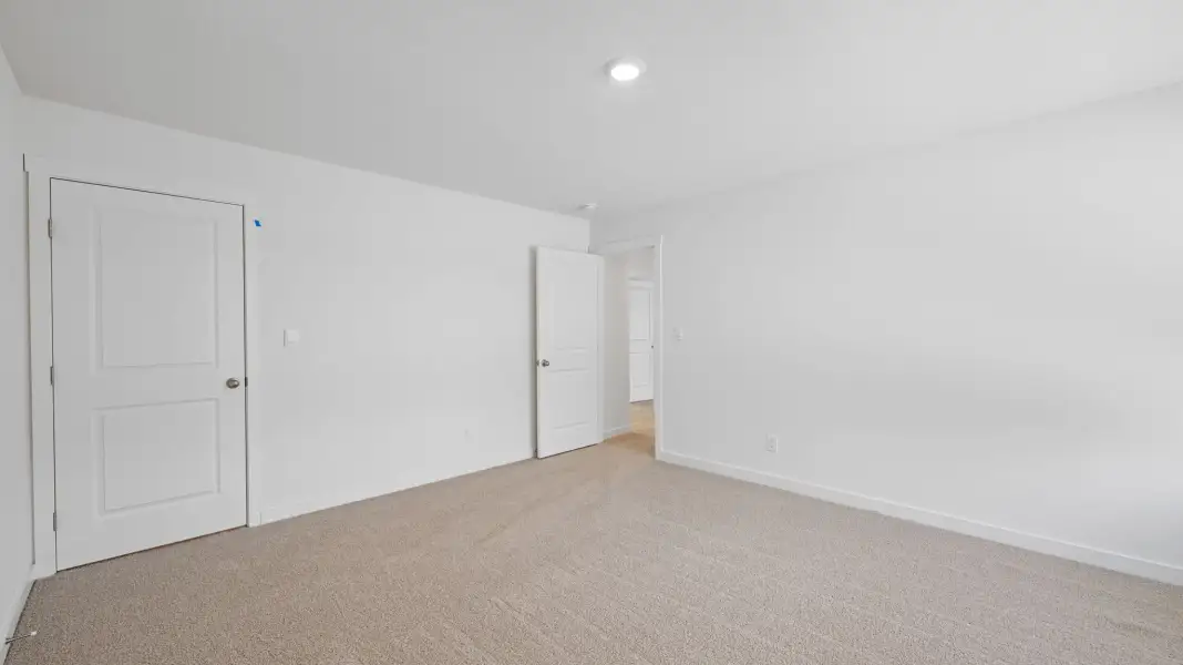 Spacious, unfurnished interior of a new home in Lone Oaks Farm, Cleveland (Image 22).