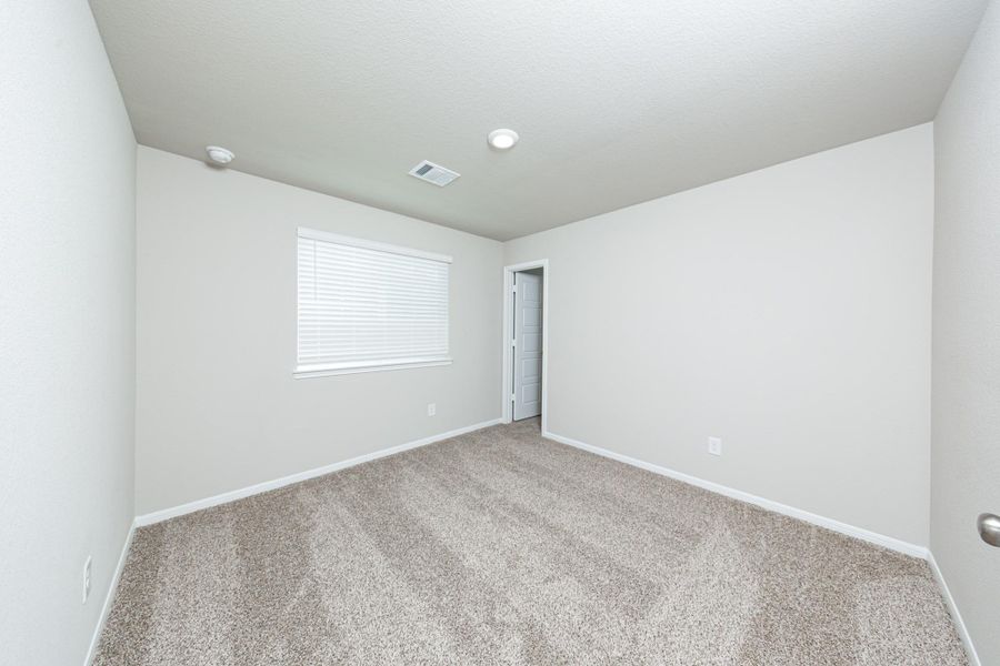 Spacious, unfurnished interior of a new home in Mackenzie Creek, Conroe (Image 8).