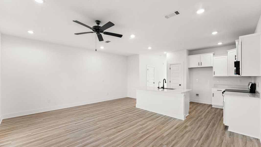 Spacious, unfurnished interior of a new home in Colonial East Townhomes, Panama City Beach (Image 18).