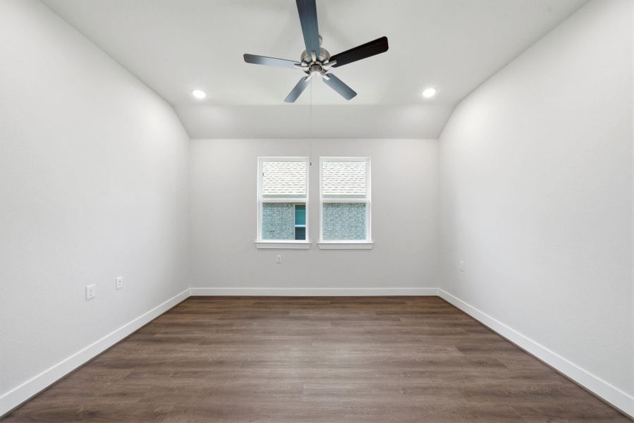 Spacious, unfurnished interior of a new home in Chambers Creek, Willis (Image 30).