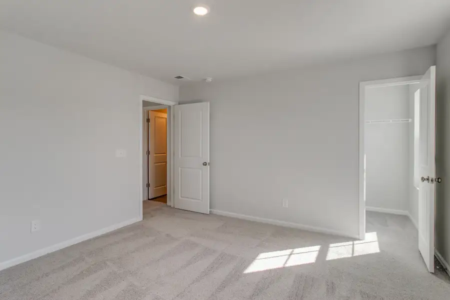Spacious, unfurnished interior of a new home in Bluefield, Lexington (Image 32).