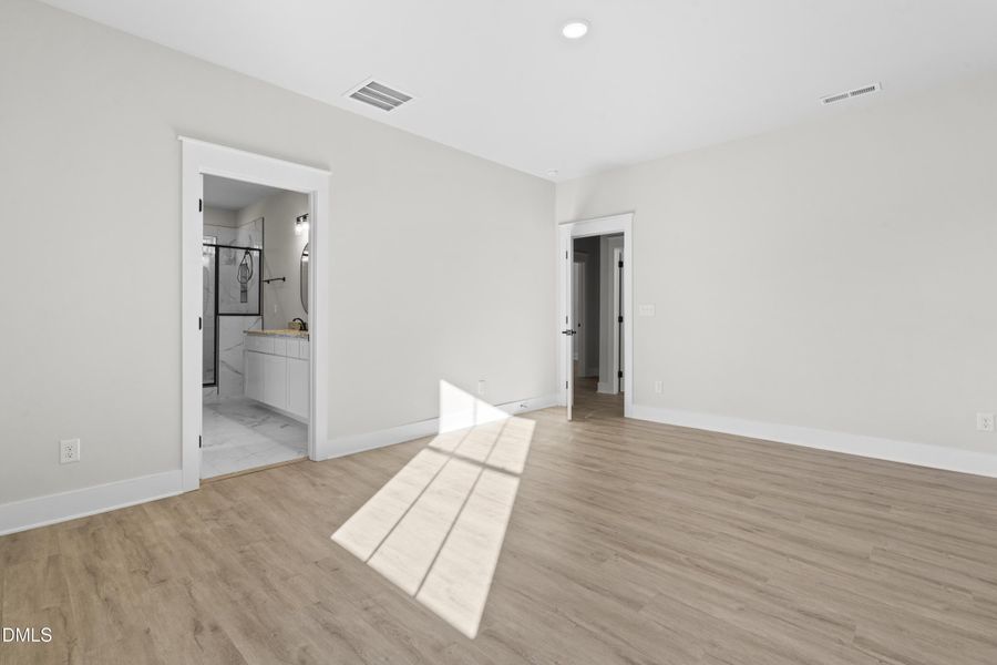 Owners Bedroom - To Bathroom - DSC04797